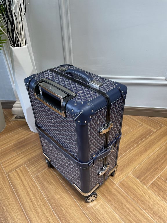 goyard has always been committed to the classic heritage of travel products. This boarding box is also the classic work of goyard. It is also the highest peak of retro sophistication, which can feel the exquisite workman