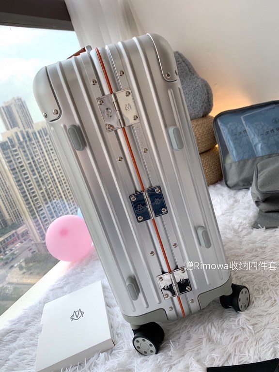 Oh My God! The same luggage as Gigi Lee!The Rimowa Original Twist collection is yet another luxurious experience! Aluminum-magnesium alloy shell with colorful accessories, side locking brackets and handles, bold color sc