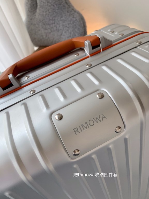 Oh My God! The same luggage as Gigi Lee!The Rimowa Original Twist collection is yet another luxurious experience! Aluminum-magnesium alloy shell with colorful accessories, side locking brackets and handles, bold color sc