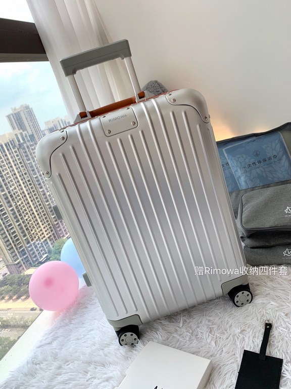 Oh My God! The same luggage as Gigi Lee!The Rimowa Original Twist collection is yet another luxurious experience! Aluminum-magnesium alloy shell with colorful accessories, side locking brackets and handles, bold color sc