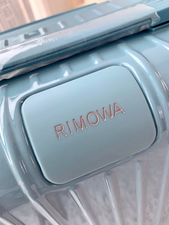 Rimowa Trolley caseluggageUltra-light pc zipper case, must get the same high value trolley case of YiYiChixi! Rimowa Essential new color collection! When you're young, you need to look good to travel! Color Glacier Blue 