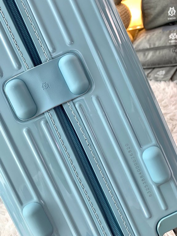 Rimowa Trolley caseluggageUltra-light pc zipper case, must get the same high value trolley case of YiYiChixi! Rimowa Essential new color collection! When you're young, you need to look good to travel! Color Glacier Blue 