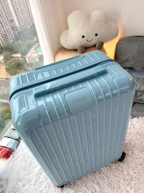 Rimowa Trolley caseluggageUltra-light pc zipper case, must get the same high value trolley case of YiYiChixi! Rimowa Essential new color collection! When you're young, you need to look good to travel! Color Glacier Blue 