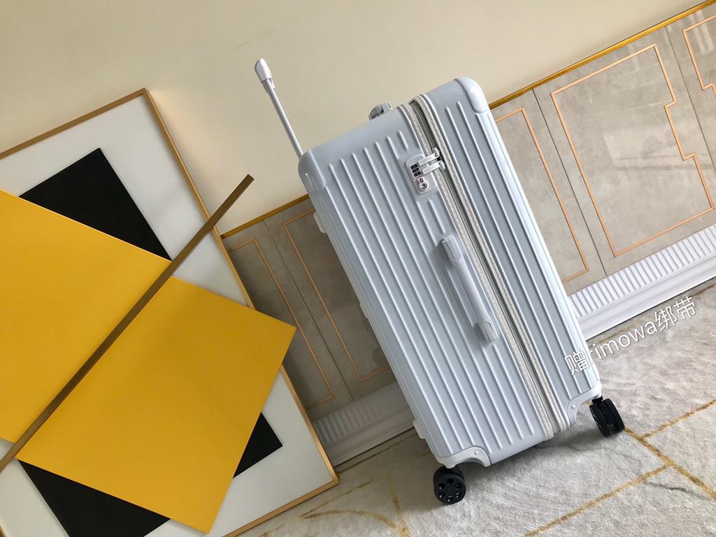 Rimowa Luggage  Luggage[PC zipper case] Must get the same high-color suitcase of Yi Yi Qianxi! New color series! Recently it is really a fire ah   meta full of Rimowa essential trunk plus series, the little name of the s