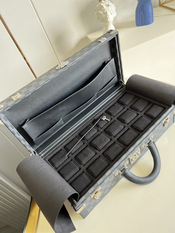 M470018BExclusive photography 18 compartments watch box 】 this 18 compartments watch box to the classic hard box like a treasure box through the history of its solidity is a symbol of Louis Vuitton's traditional craftsma