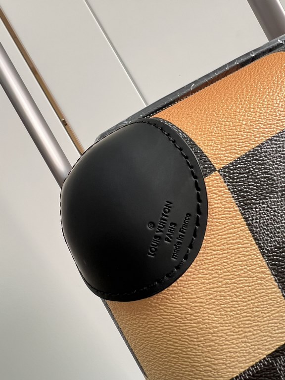 Exclusive photo Yellow Dag Luggage】The new Horizon luggage revolutionizes Louis Vuitton's legendary classics with individual creativity, embellishing the iconic Monogram canvas with travel appliqués that harken back to t