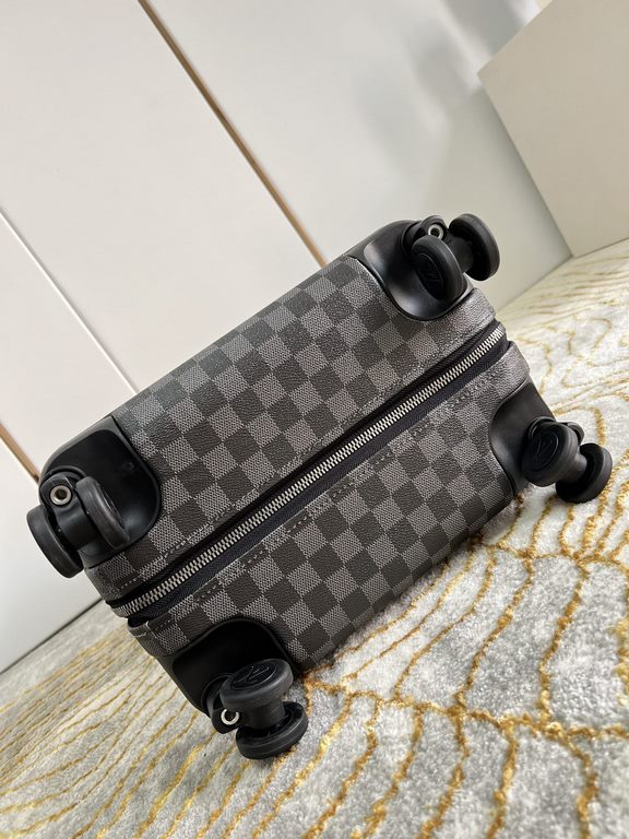 Exclusive photo Yellow Dag Luggage】The new Horizon luggage revolutionizes Louis Vuitton's legendary classics with individual creativity, embellishing the iconic Monogram canvas with travel appliqués that harken back to t