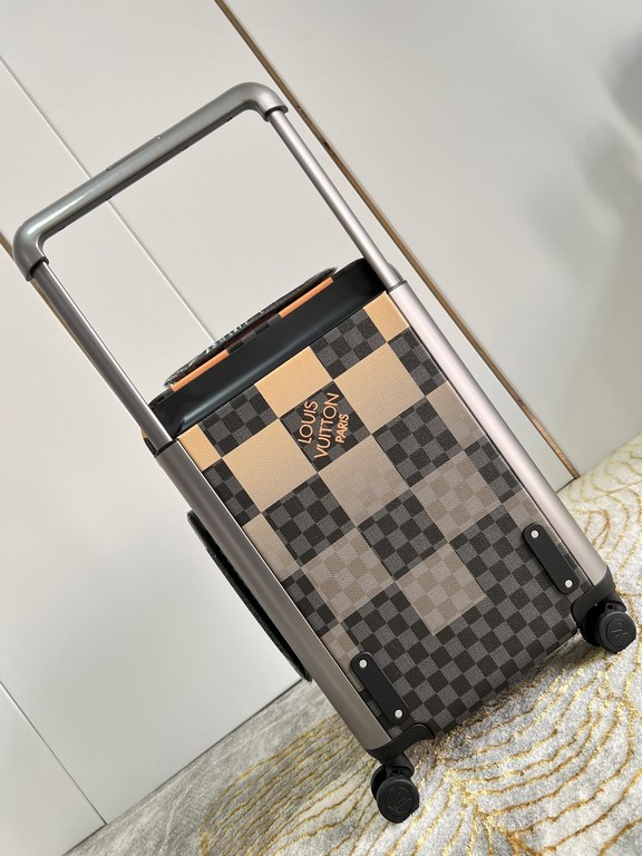 Exclusive photo Yellow Dag Luggage】The new Horizon luggage revolutionizes Louis Vuitton's legendary classics with individual creativity, embellishing the iconic Monogram canvas with travel appliqués that harken back to t