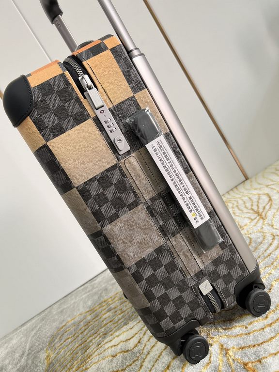 Exclusive photo Yellow Dag Luggage】The new Horizon luggage revolutionizes Louis Vuitton's legendary classics with individual creativity, embellishing the iconic Monogram canvas with travel appliqués that harken back to t