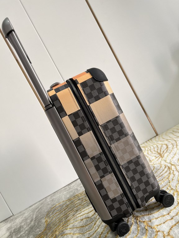 Exclusive photo Yellow Dag Luggage】The new Horizon luggage revolutionizes Louis Vuitton's legendary classics with individual creativity, embellishing the iconic Monogram canvas with travel appliqués that harken back to t