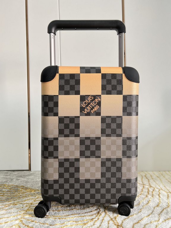 Exclusive photo Yellow Dag Luggage】The new Horizon luggage revolutionizes Louis Vuitton's legendary classics with individual creativity, embellishing the iconic Monogram canvas with travel appliqués that harken back to t