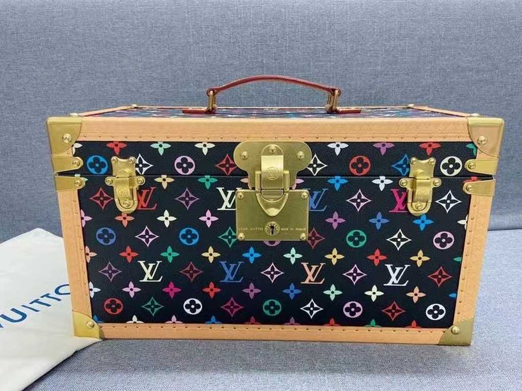 M4700DJHZXMirror Cosmetic Case Black Color with RedThe lid of this Monogram canvas makeup case conceals a mirror. The interior is made of washable material and features fourteen bottle holders, making it an ideal accesso