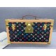 M4700DJHZXMirror Cosmetic Case Black Color with RedThe lid of this Monogram canvas makeup case conceals a mirror. The interior is made of washable material and features fourteen bottle holders, making it an ideal accesso