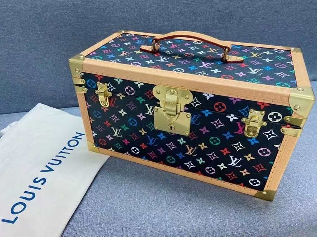 M4700DJHZXMirror Cosmetic Case Black Color with RedThe lid of this Monogram canvas makeup case conceals a mirror. The interior is made of washable material and features fourteen bottle holders, making it an ideal accesso