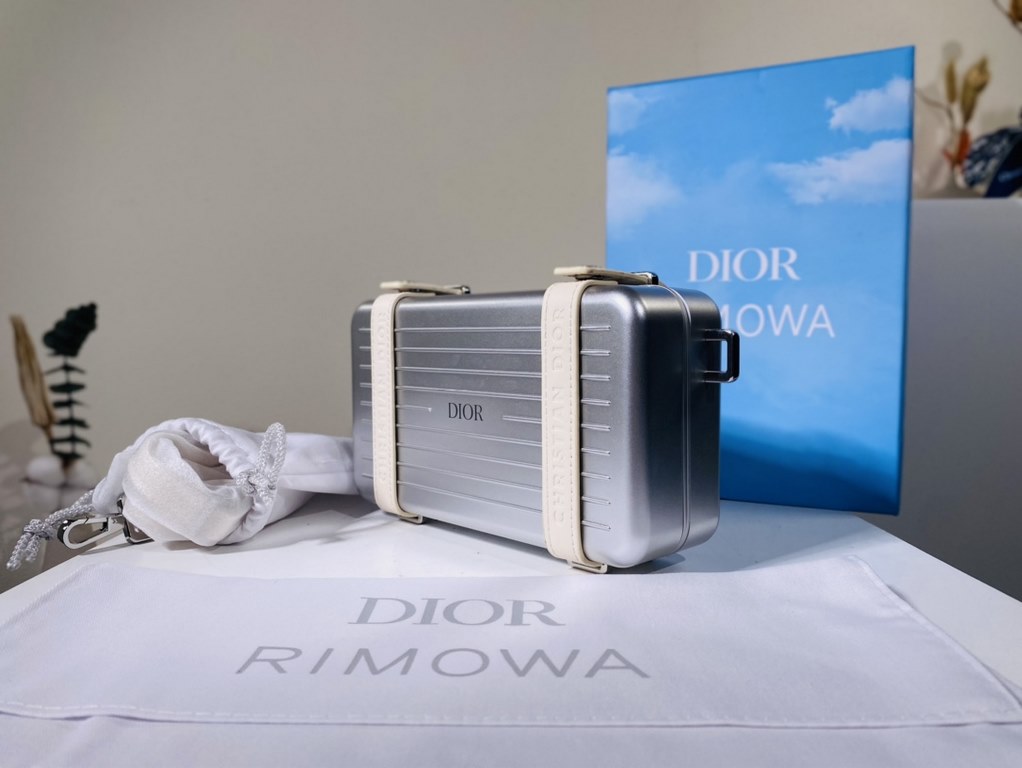 Super practical, total  3 compartments. It's the size of a handbag and can definitely fit an Iphone proMax [laughs][laughs][laughs][laughs][laughs]. With the logo [DIOR and RIMOWA] Logo embellishment is simply handsome [