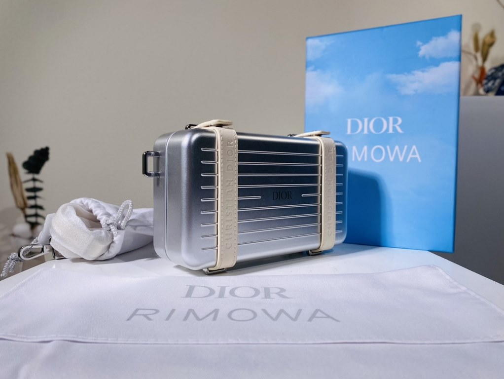 Super practical, total  3 compartments. It's the size of a handbag and can definitely fit an Iphone proMax [laughs][laughs][laughs][laughs][laughs]. With the logo [DIOR and RIMOWA] Logo embellishment is simply handsome [