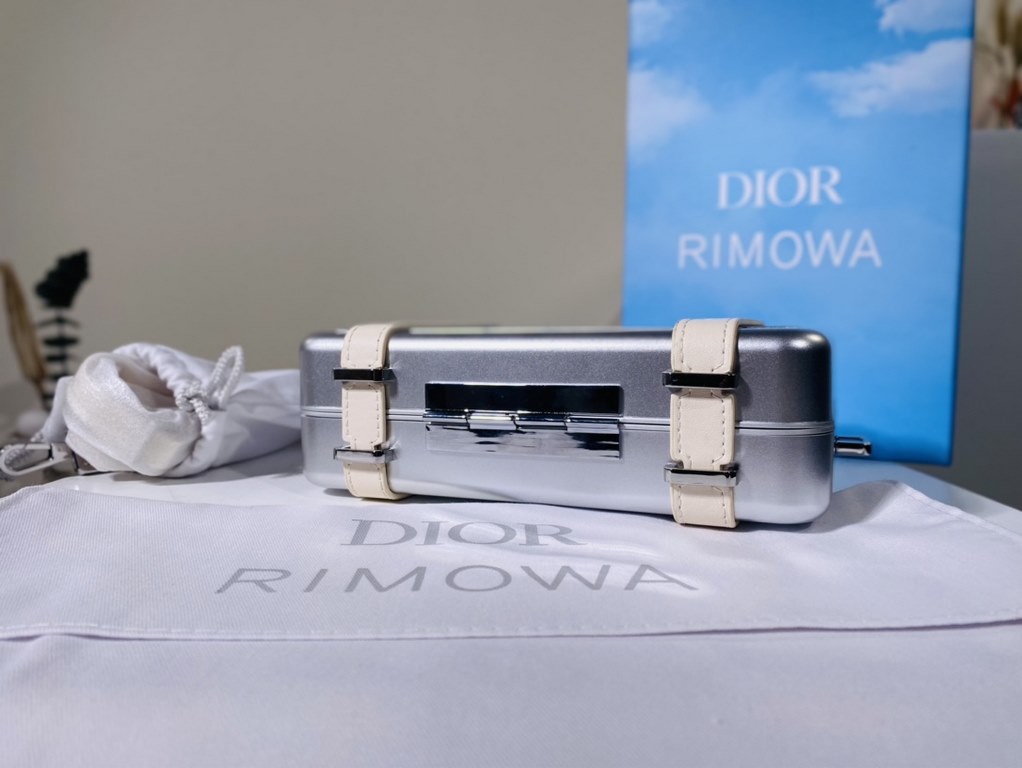 Super practical, total  3 compartments. It's the size of a handbag and can definitely fit an Iphone proMax [laughs][laughs][laughs][laughs][laughs]. With the logo [DIOR and RIMOWA] Logo embellishment is simply handsome [