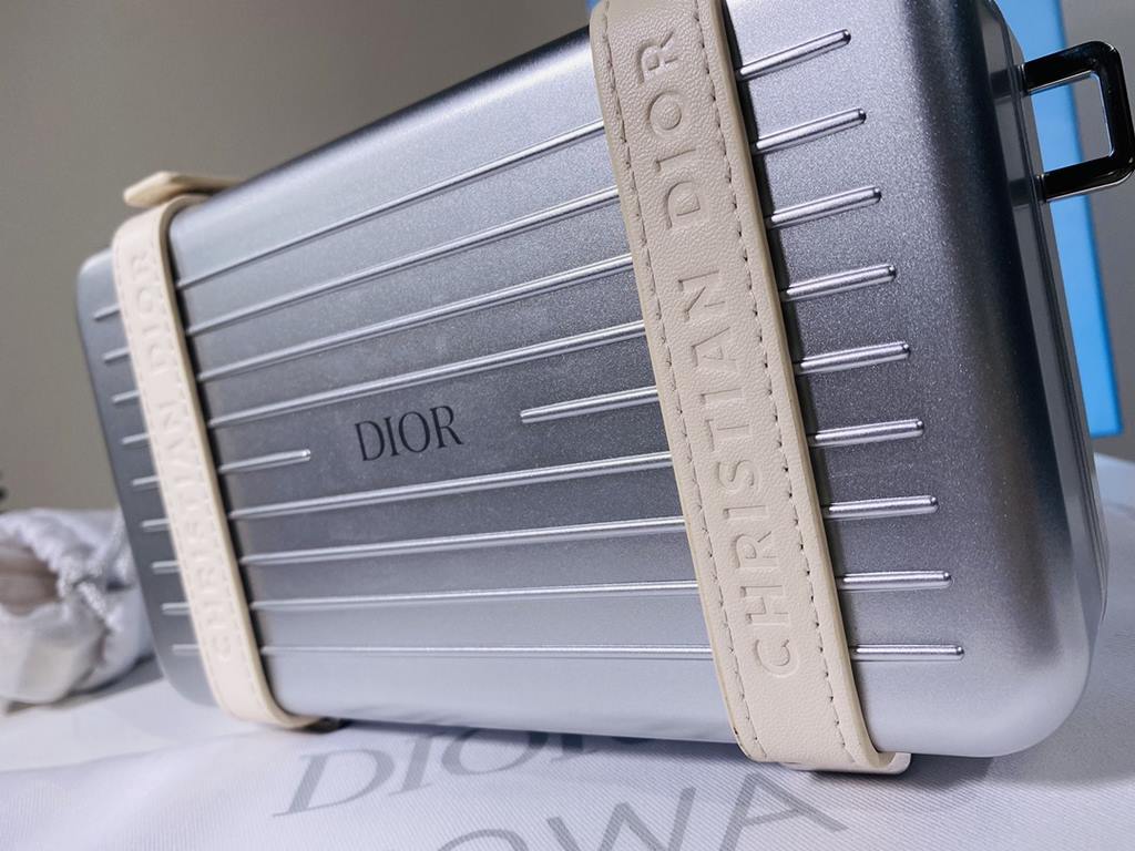 Super practical, total  3 compartments. It's the size of a handbag and can definitely fit an Iphone proMax [laughs][laughs][laughs][laughs][laughs]. With the logo [DIOR and RIMOWA] Logo embellishment is simply handsome [