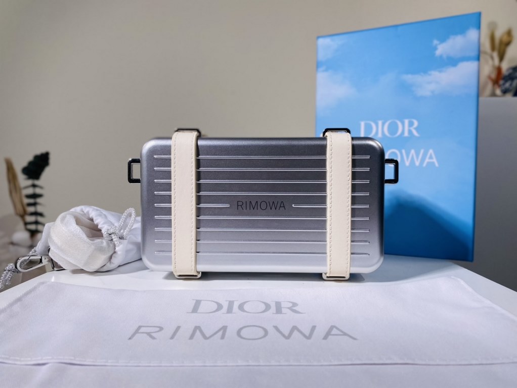 Super practical, total  3 compartments. It's the size of a handbag and can definitely fit an Iphone proMax [laughs][laughs][laughs][laughs][laughs]. With the logo [DIOR and RIMOWA] Logo embellishment is simply handsome [