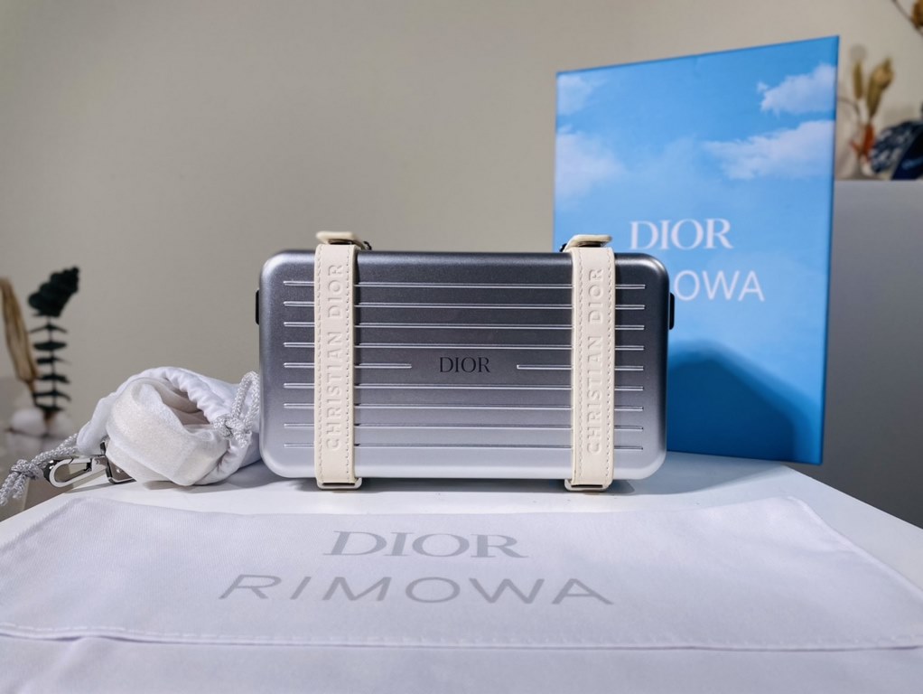 Super practical, total  3 compartments. It's the size of a handbag and can definitely fit an Iphone proMax [laughs][laughs][laughs][laughs][laughs]. With the logo [DIOR and RIMOWA] Logo embellishment is simply handsome [