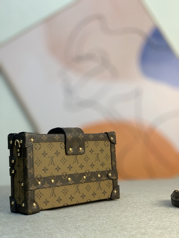 Top quality original M45960 [All steel version] Every detail of this Petite Malle bag is inspired by Louis Vuitton's trunk-making heritage the shape of the body, the iconic Monogram canvas, the metal clasp and hardware -