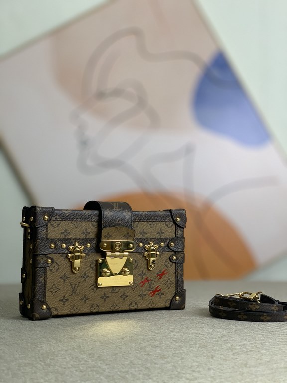 Top quality original M45960 [All steel version] Every detail of this Petite Malle bag is inspired by Louis Vuitton's trunk-making heritage the shape of the body, the iconic Monogram canvas, the metal clasp and hardware -