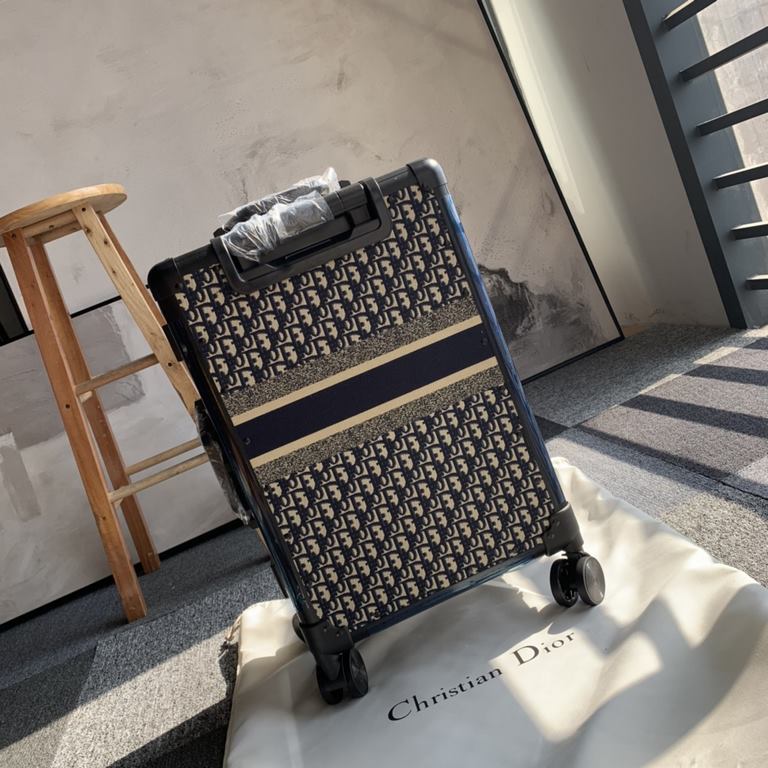 The hottest style of the year, Christian Dior old flower vintage luggage. Exported overseas orders, epidemic reasons stranded at home. Another one is the new darling of fashion, this retro style luggage is different from