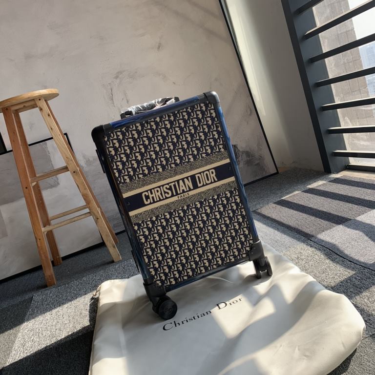 The hottest style of the year, Christian Dior old flower vintage luggage. Exported overseas orders, epidemic reasons stranded at home. Another one is the new darling of fashion, this retro style luggage is different from