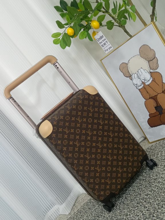 Capacity 28 liters Weight 2.6kgMaterial Ultra-lightweight Monogram canvas material   mesh lining   cowhide leather corners   metal fittings   large external trolley barThe latest version 2022 version of the inner lining 