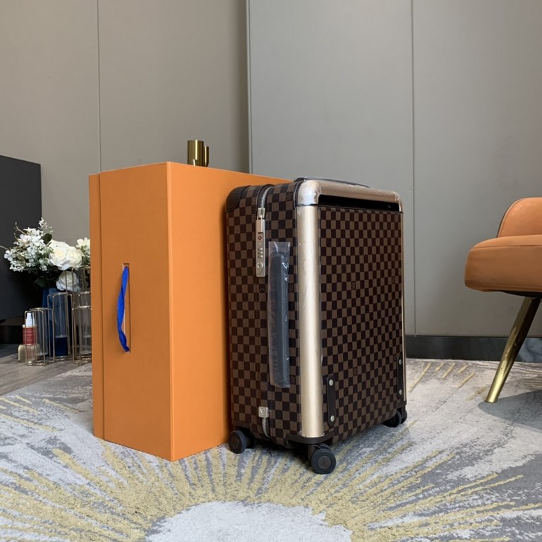 55CMHORIZON Four Wheel Trolley Case, 55cmMeet the future of luxury four-wheeled luggage. From Marc Newson, a recognized master of groundbreaking industrial design, this lightweight four-wheeled trolley creates a flat, sp