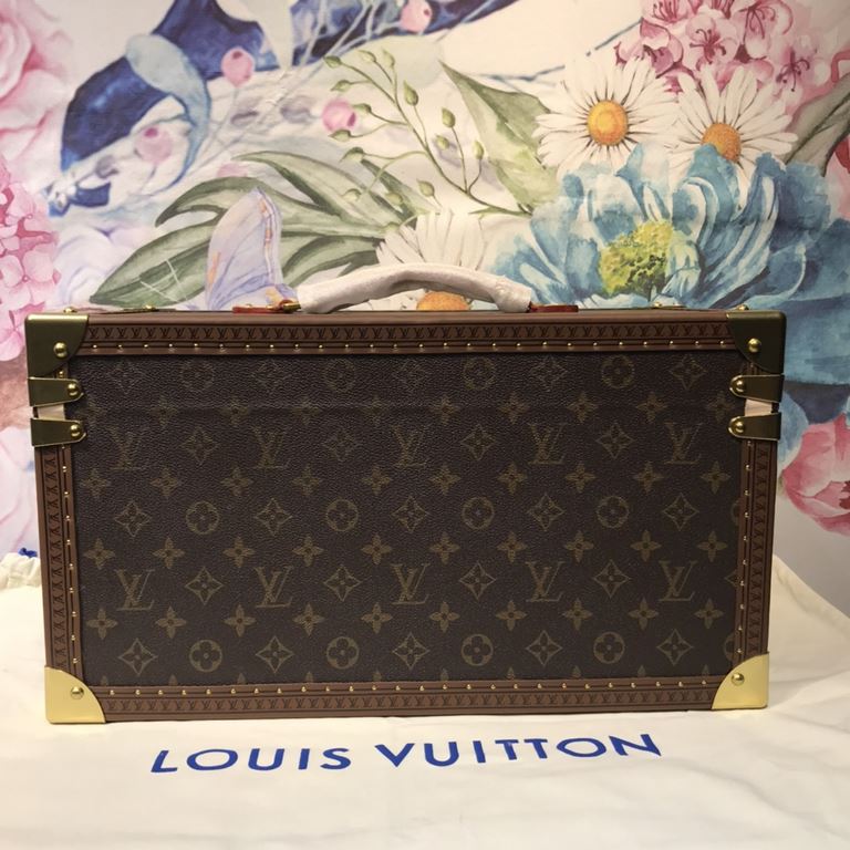 Lv Cosmetic Case with MirrorThis makeup case is made of Monogram canvas fabric and contains a makeup mirror. Complete with a washable lining and 14 bottle sleeves, it is the ideal travel companion. This product is a cons