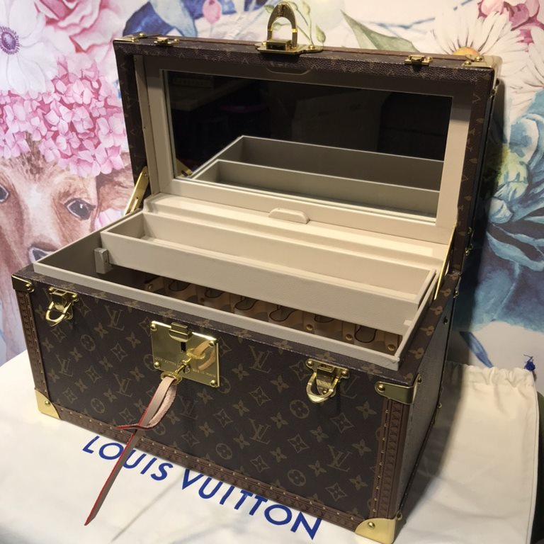 Lv Cosmetic Case with MirrorThis makeup case is made of Monogram canvas fabric and contains a makeup mirror. Complete with a washable lining and 14 bottle sleeves, it is the ideal travel companion. This product is a cons