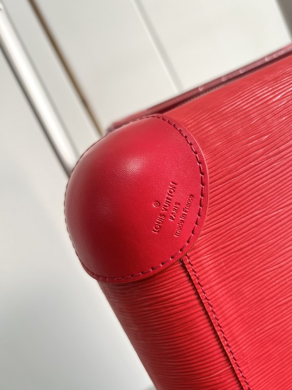 Exclusive photo of the red water wave patterned luggage】The new Horizon luggage revolutionizes Louis Vuitton's legendary classics with a creative twist. The iconic Monogram canvas is embellished with travel appliqués tha