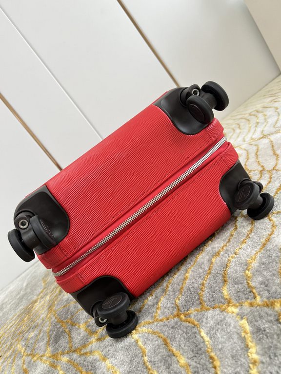 Exclusive photo of the red water wave patterned luggage】The new Horizon luggage revolutionizes Louis Vuitton's legendary classics with a creative twist. The iconic Monogram canvas is embellished with travel appliqués tha