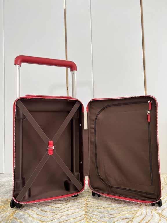 Exclusive photo of the red water wave patterned luggage】The new Horizon luggage revolutionizes Louis Vuitton's legendary classics with a creative twist. The iconic Monogram canvas is embellished with travel appliqués tha