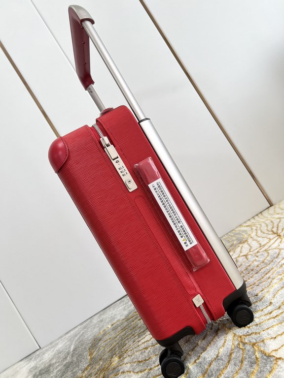 Exclusive photo of the red water wave patterned luggage】The new Horizon luggage revolutionizes Louis Vuitton's legendary classics with a creative twist. The iconic Monogram canvas is embellished with travel appliqués tha