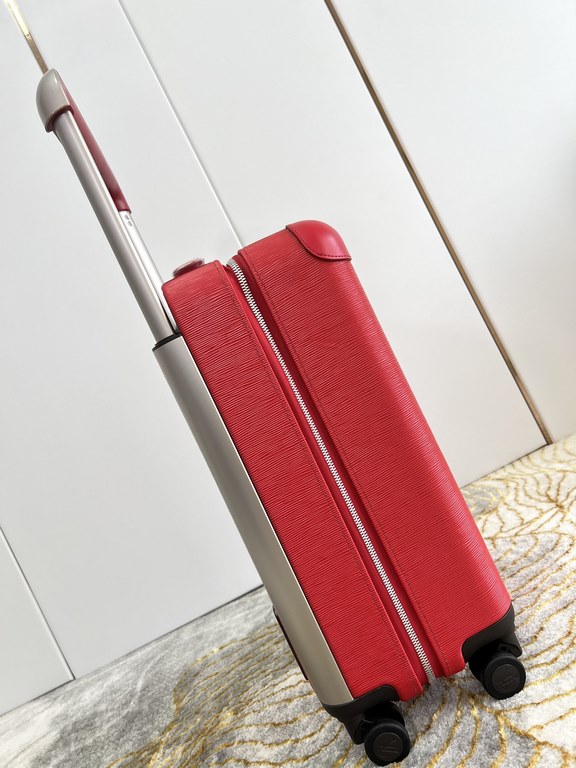 Exclusive photo of the red water wave patterned luggage】The new Horizon luggage revolutionizes Louis Vuitton's legendary classics with a creative twist. The iconic Monogram canvas is embellished with travel appliqués tha