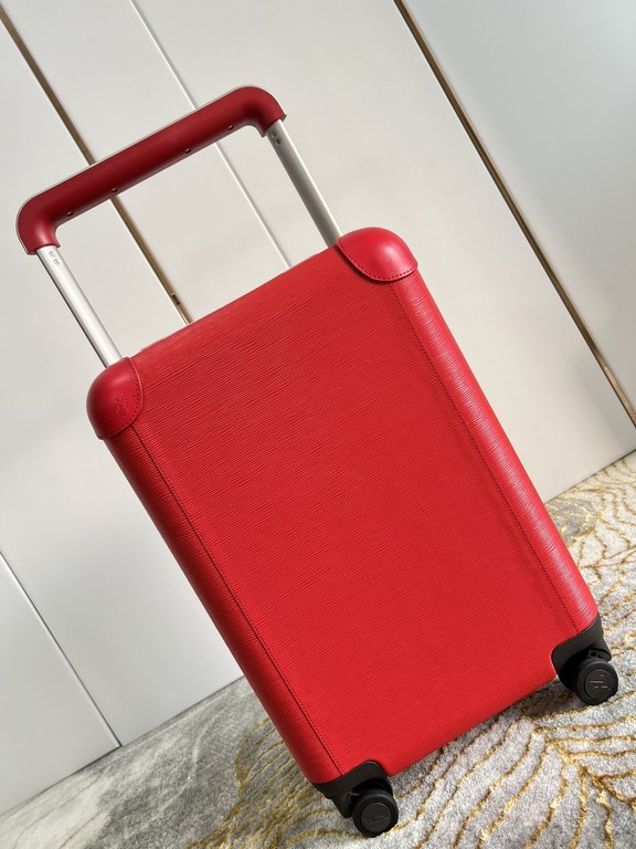 Exclusive photo of the red water wave patterned luggage】The new Horizon luggage revolutionizes Louis Vuitton's legendary classics with a creative twist. The iconic Monogram canvas is embellished with travel appliqués tha