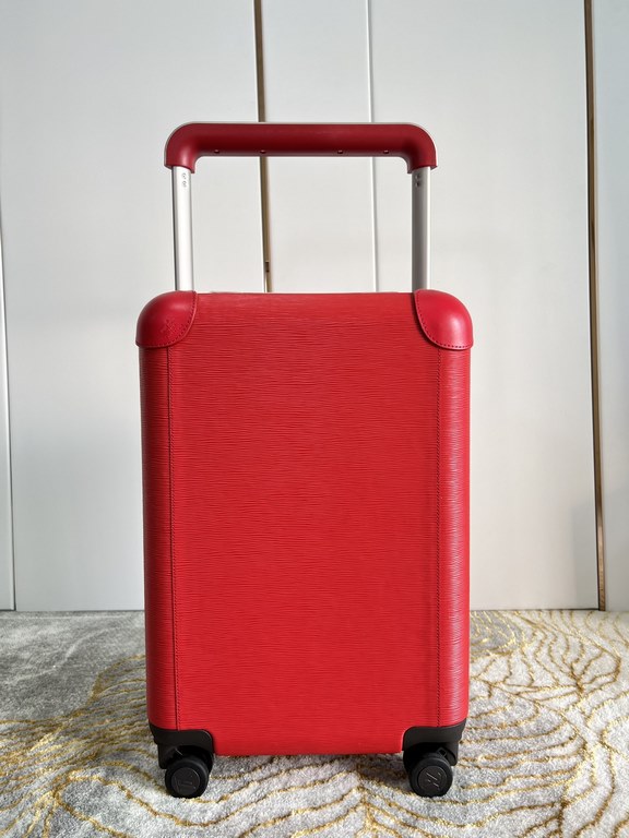 Exclusive photo of the red water wave patterned luggage】The new Horizon luggage revolutionizes Louis Vuitton's legendary classics with a creative twist. The iconic Monogram canvas is embellished with travel appliqués tha