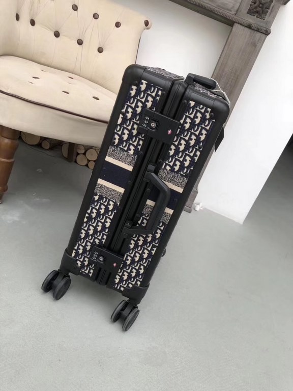 Dior LuggageHigh-end travelerVintage chic.It's really well loaded and sophisticated.It's a 20-inch suitcase.