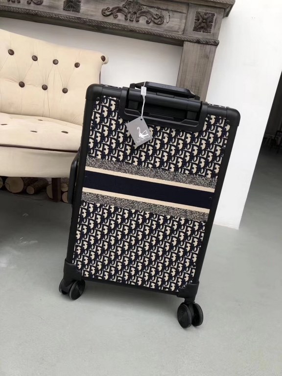 Dior LuggageHigh-end travelerVintage chic.It's really well loaded and sophisticated.It's a 20-inch suitcase.