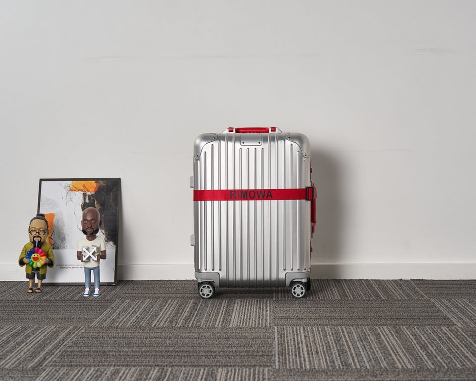 rimowa Germany counter zimmerova aluminum Original2019 new limited edition boarding trolley luggage. The highest version of the market, the handles are wrapped in leather, the market ordinary goods are made of plastic on