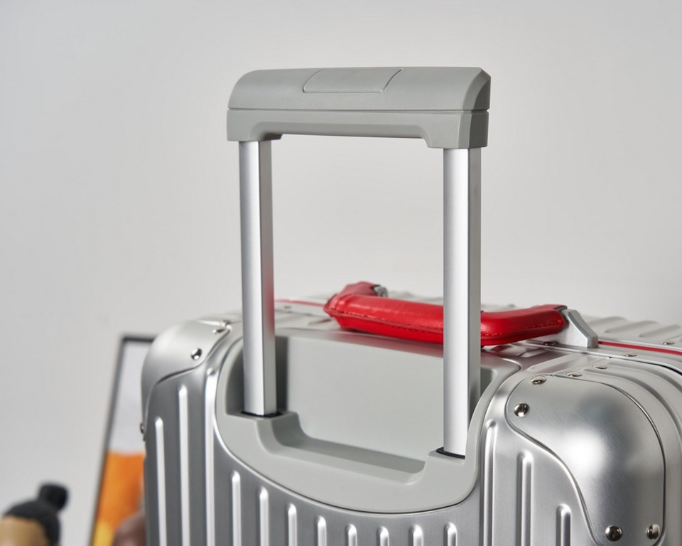 rimowa Germany counter zimmerova aluminum Original2019 new limited edition boarding trolley luggage. The highest version of the market, the handles are wrapped in leather, the market ordinary goods are made of plastic on