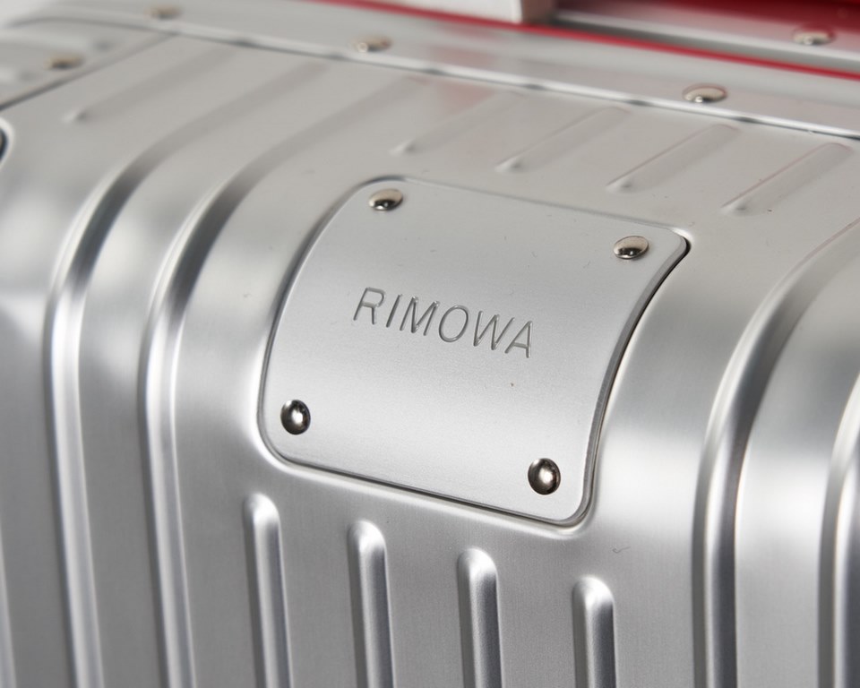 rimowa Germany counter zimmerova aluminum Original2019 new limited edition boarding trolley luggage. The highest version of the market, the handles are wrapped in leather, the market ordinary goods are made of plastic on