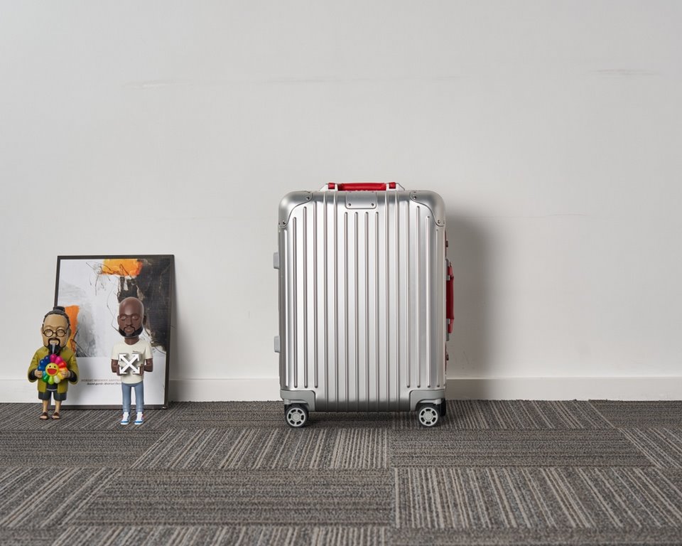 rimowa Germany counter zimmerova aluminum Original2019 new limited edition boarding trolley luggage. The highest version of the market, the handles are wrapped in leather, the market ordinary goods are made of plastic on