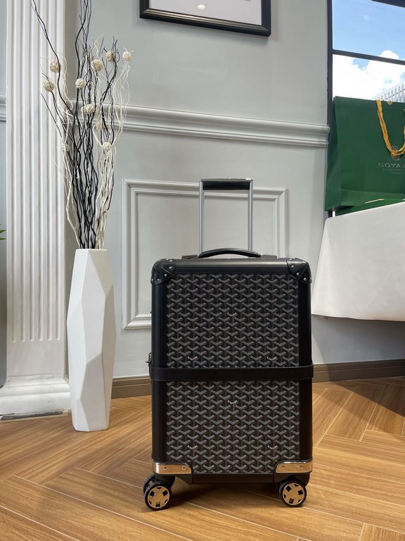 goyard has always been committed to the classic heritage of travel products. This boarding box is also the classic work of goyard. It is also the highest peak of retro sophistication, which can feel the exquisite workman