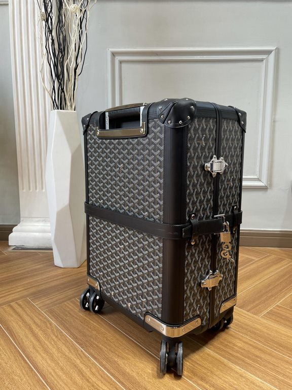 goyard has always been committed to the classic heritage of travel products. This boarding box is also the classic work of goyard. It is also the highest peak of retro sophistication, which can feel the exquisite workman