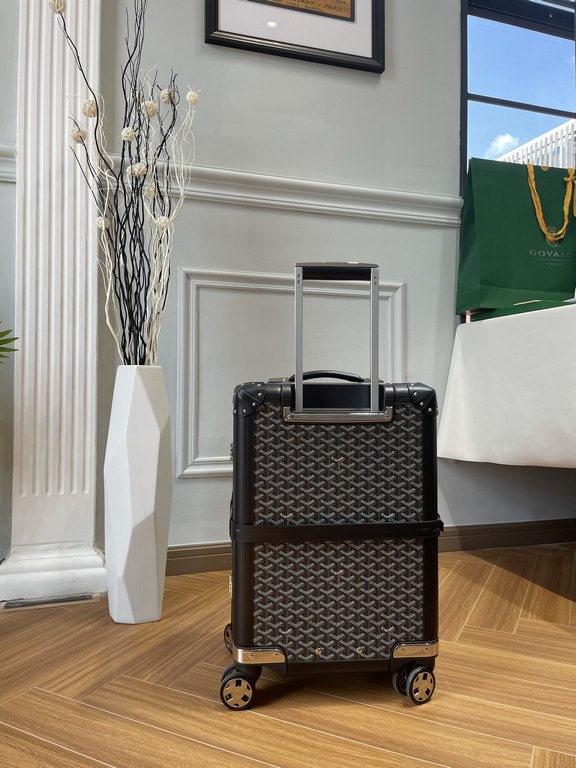 goyard has always been committed to the classic heritage of travel products. This boarding box is also the classic work of goyard. It is also the highest peak of retro sophistication, which can feel the exquisite workman