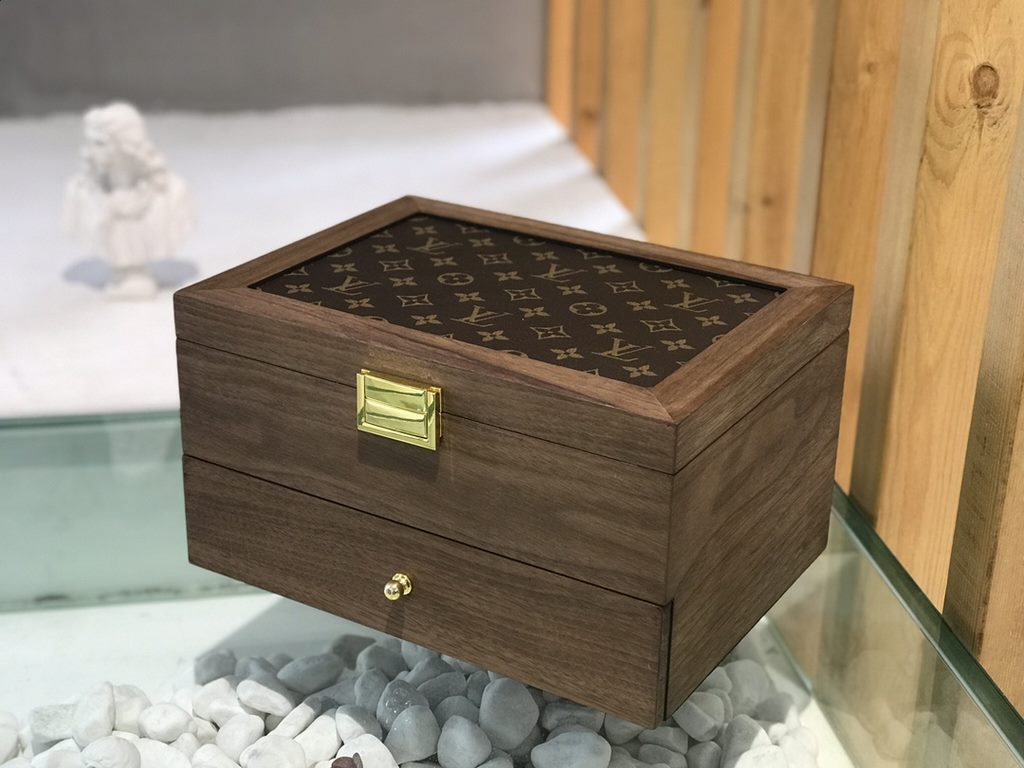 #New Product First Launch #Double solid wood 1 compartment watch box vs jewelry box  Carefully developed and uniquely crafted.#Exclusive customized background #(Impeccable)  Size  33215Weight ：3.5kg