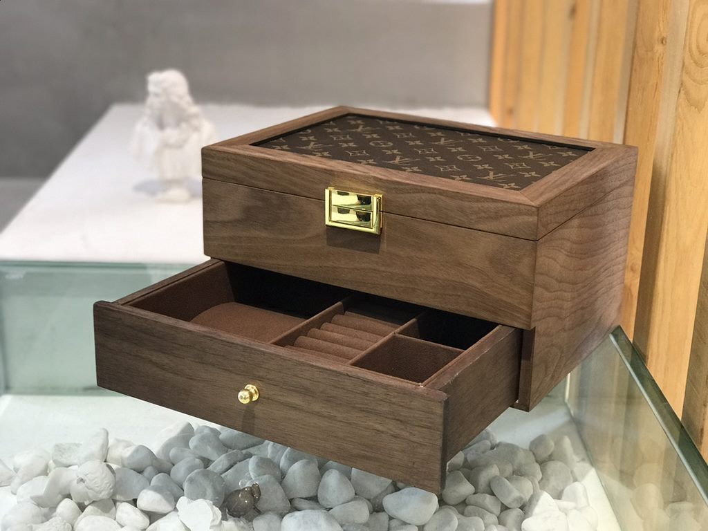 #New Product First Launch #Double solid wood 1 compartment watch box vs jewelry box  Carefully developed and uniquely crafted.#Exclusive customized background #(Impeccable)  Size  33215Weight ：3.5kg